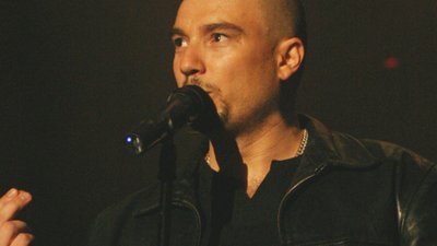 Już tak nie wygląda. Stachursky mocno schudł i przeszczepił sobie włosy