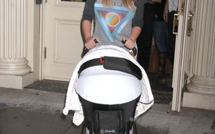 Sztuczna pupa w obcisłych jeansach? (FOTO)