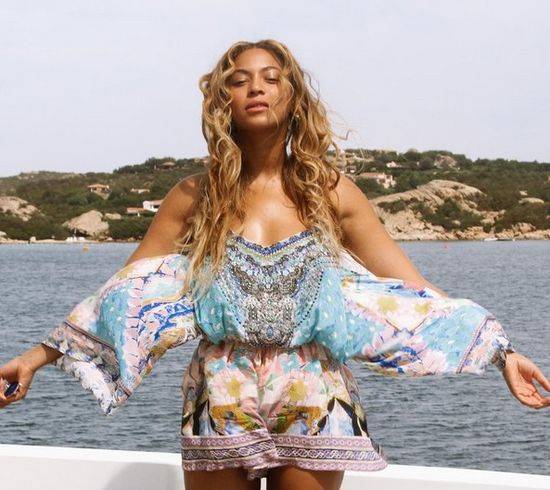 W krótkich czy długich – gwiazdy w różnych fryzurach