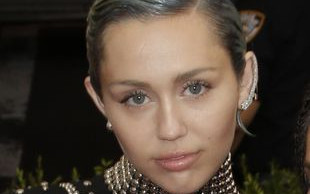 Miley Cyrus na gali Met wyglądała gorzej niż źle (FOTO)
