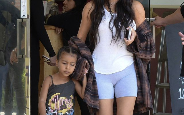 Kim Kardashian w seksownych botkach i koszuli Kanye