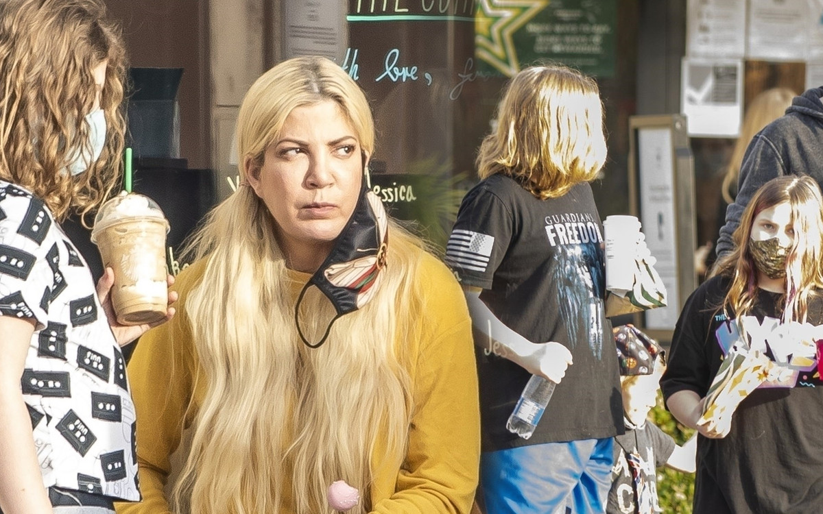 Wiemy dlaczego Tori Spelling zamieszkała w tanim hotelu z piątką dzieci