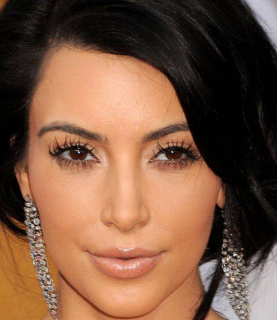 Wędrówka ust po twarzy Kim Kardashian