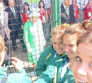 prince-harry-photobomb-g-R1