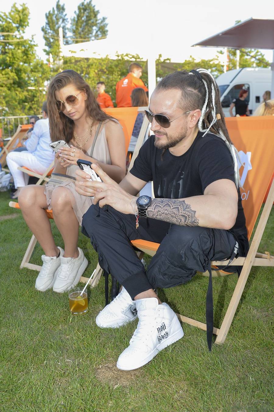 Wieniawa i Baron pozują razem do zdjęć na evencie marki kulinarnej