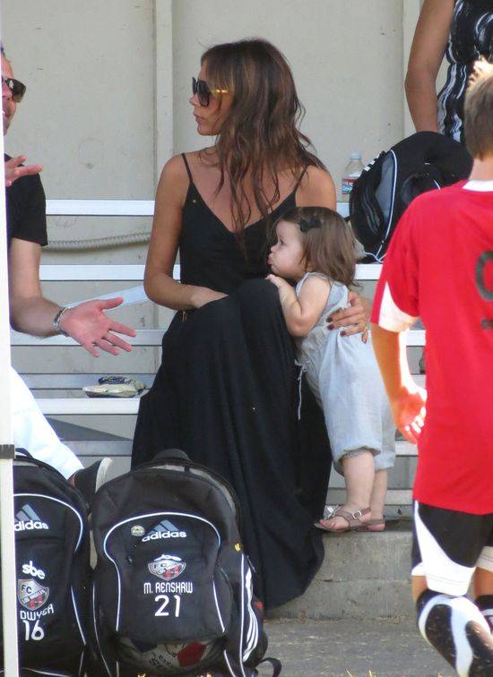 Victoria Beckham z córeczką Harper obserwuje mecz swoich synów