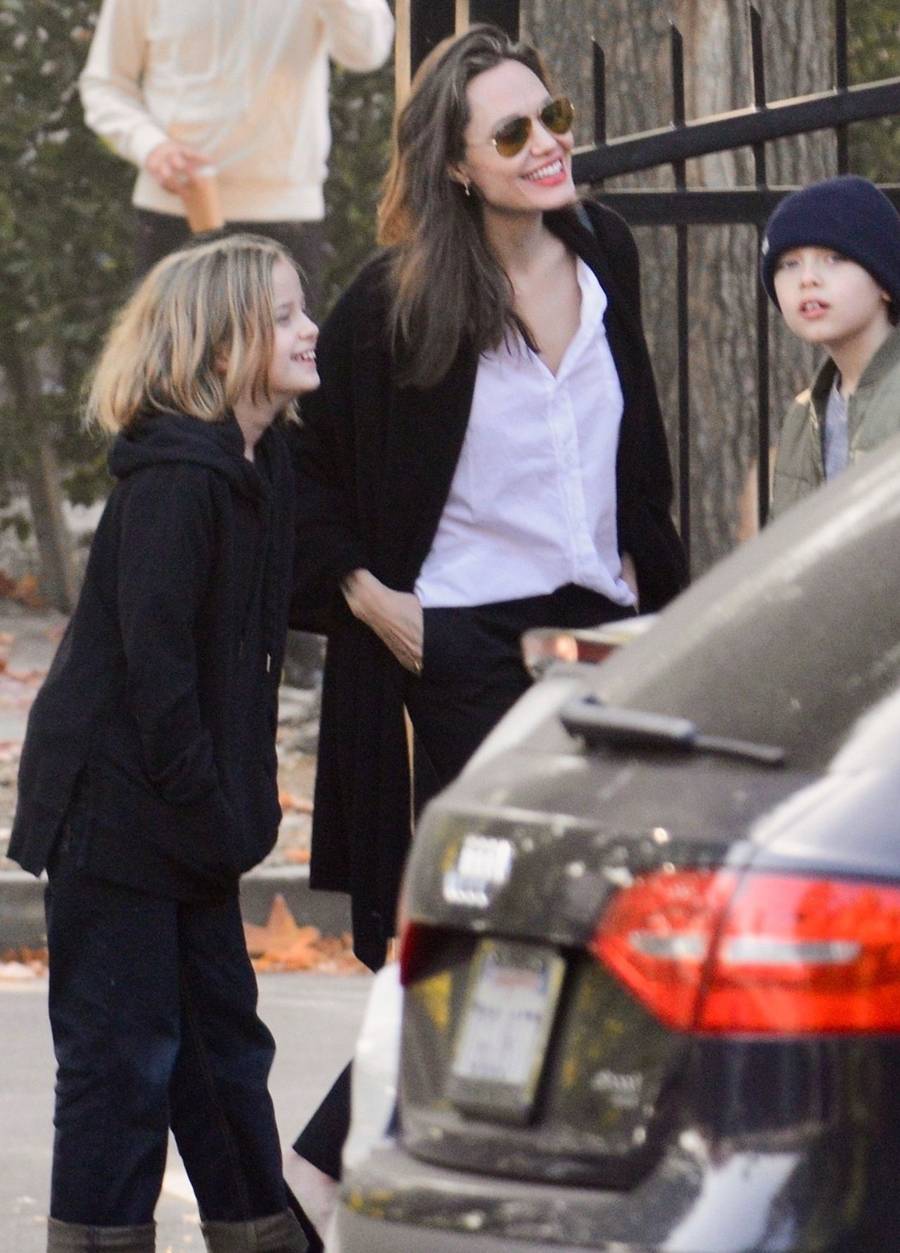 Uśmiechnięta Angelina Jolie z dziećmi