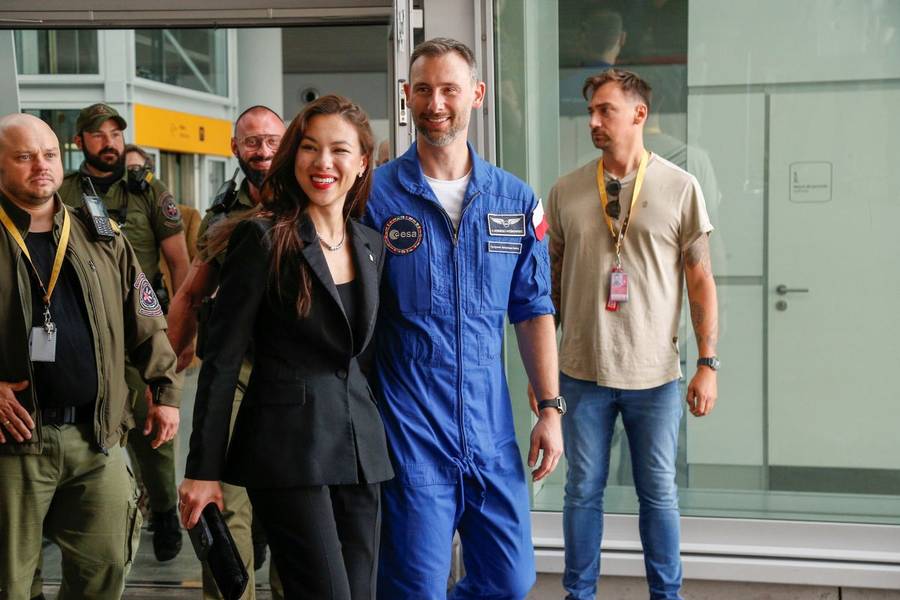 Sławosz Uznański-Wiśniewski wrócił do Polski! Tak został przywitany przez żonę i rodaków…(FOTO)