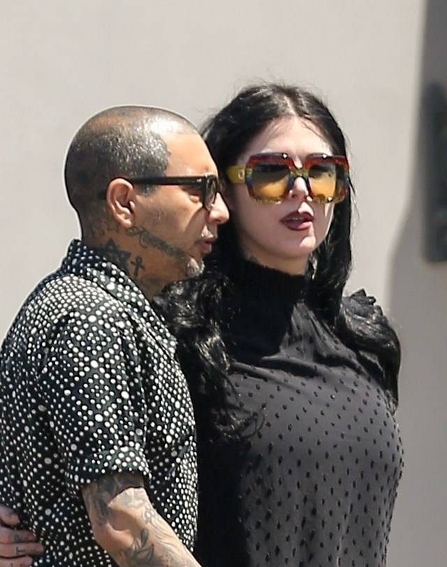 Kat von D z mężem. Widać już ciążowy brzuszek!