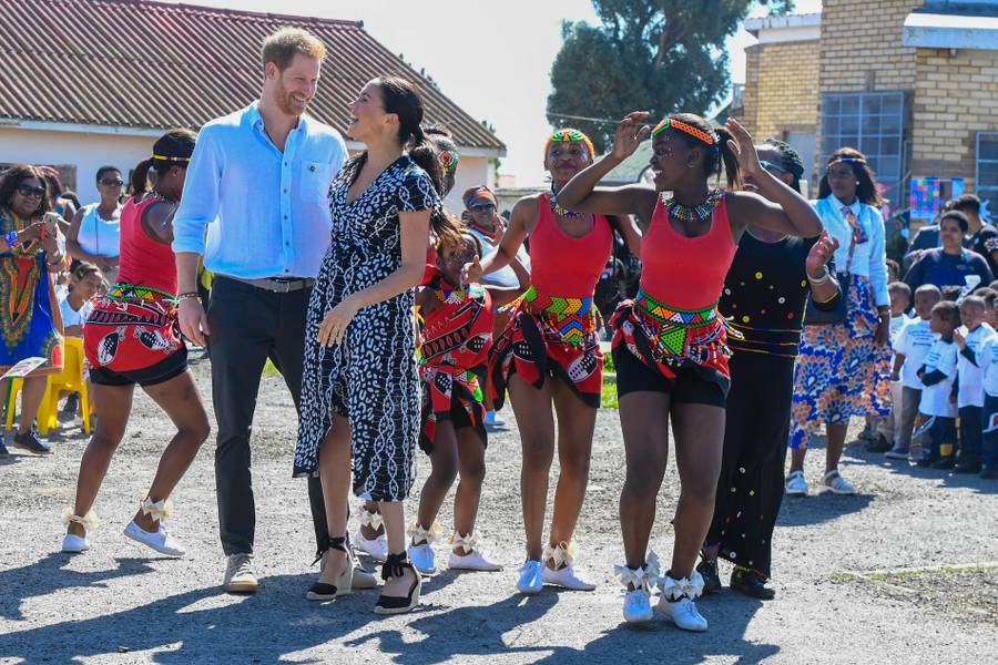 Para książęca Sussex w Afryce. Bawią się z dziećmi i przytulają