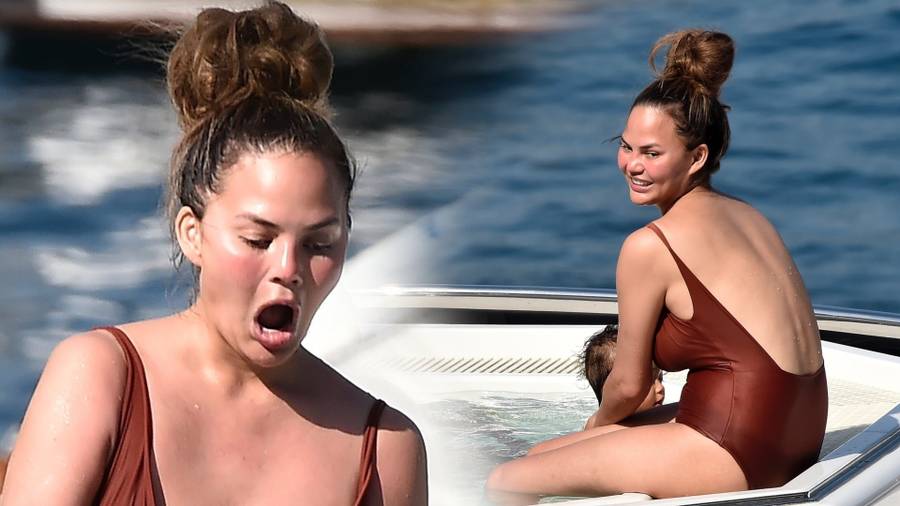 Chrissy Teigen w stroju kąpielowym