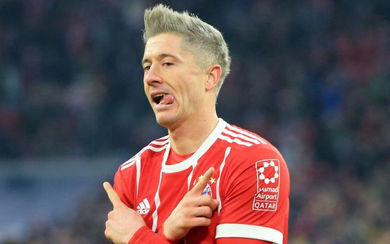 Robert Lewandowski debiutuje w nowej fryzurze na boisku (ZDJĘCIA)