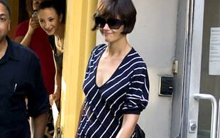 Katie Holmes próbuje z siebie robić wampa