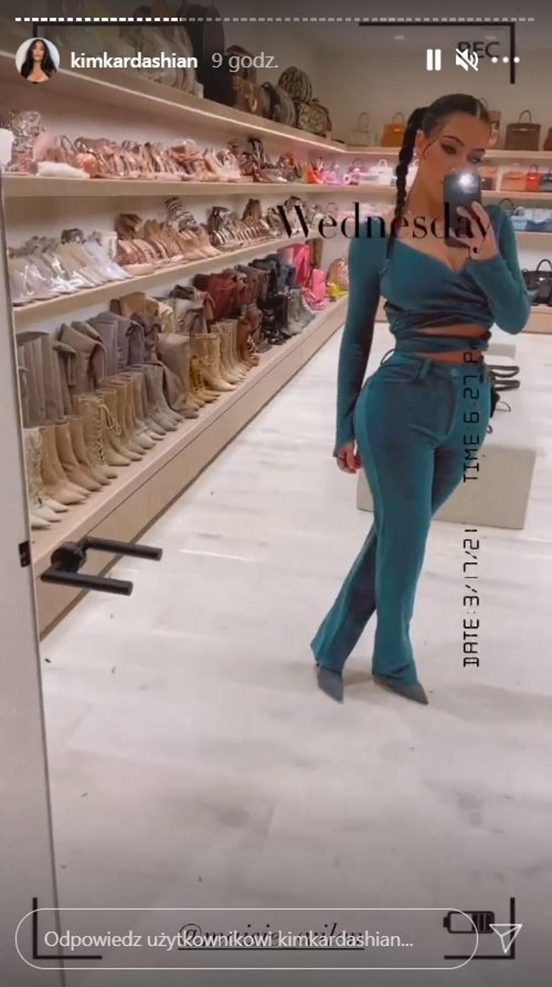 Garderoba Kim Kardashian - co za kolekcja butów i torebek! Kim Kardashian pozuje w garderobie.