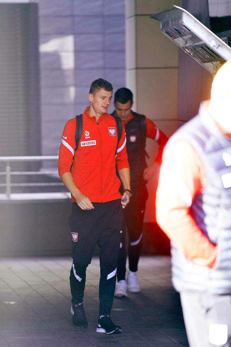 Piłkarze w drodze na mecz Polska – Albania – w niezbyt dobrych humorach  (ZDJĘCIA)