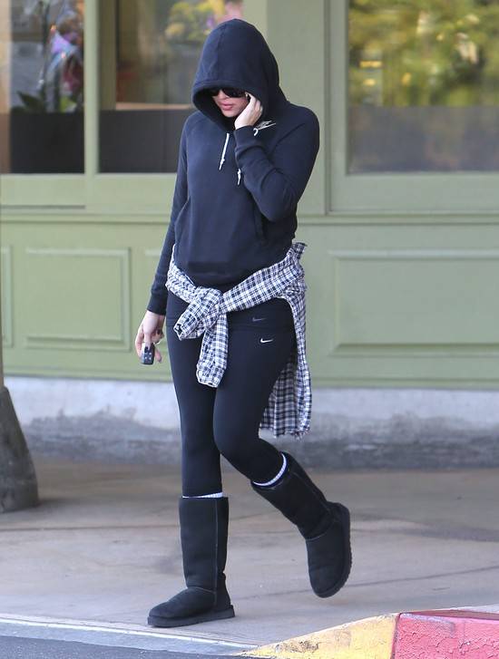 Khloe Kardashian w dresie i pełnym makijażu