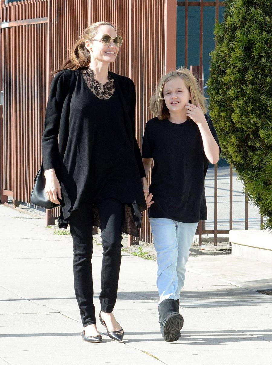 Angelina Jolie z Vivienne spaceruje za rękę – córka jest coraz bardziej podobna do mamy (ZDJĘCIA)