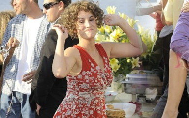 Kto tak łapie Joannę Brodzik ? (FOTO)