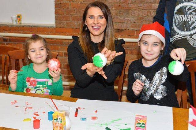 Gwiazdy malują z dziećmi bombki