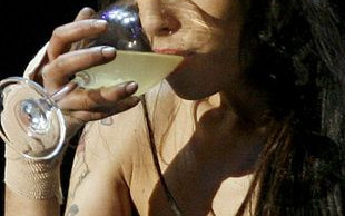 Amy Winehouse usuwa tatuaż z piersi