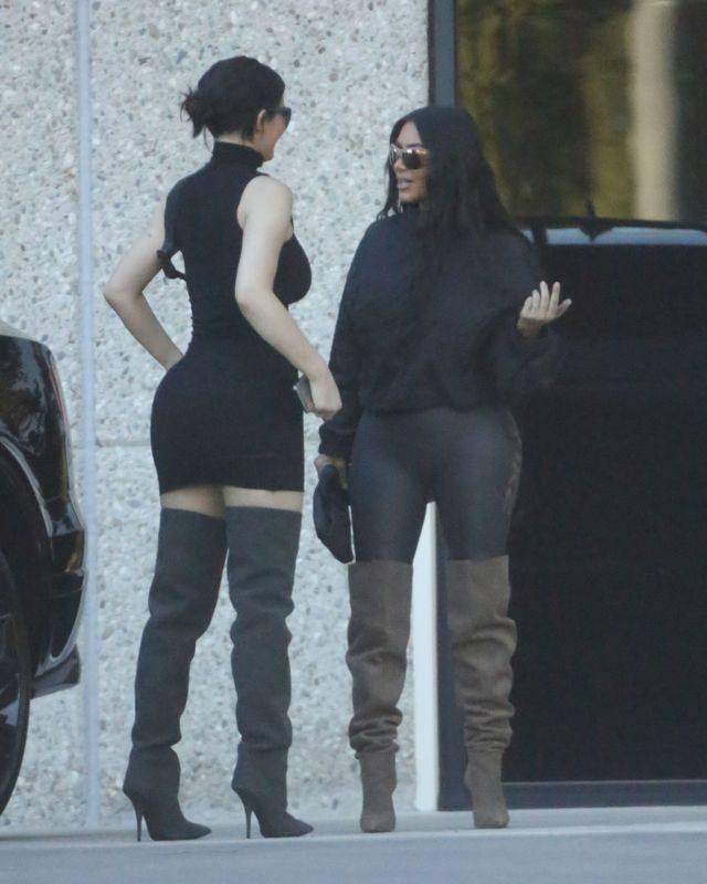 Kylie Jenner i Kim Kardashian w legginsach i sexy butach