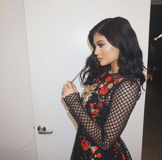 Zdjęcia, na których Kylie Jenner wygląda jak plastikowa lalka