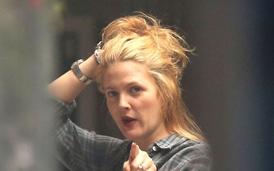 Drew Barrymore w salonie fryzjerskim