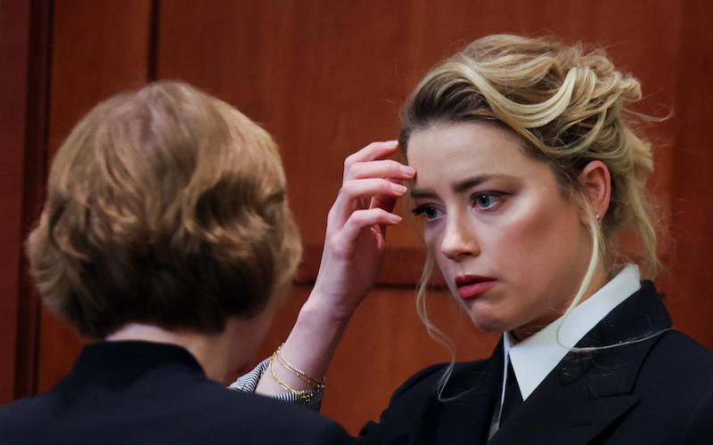 Amber Heard skłamała?! Zakrywała siniaki kosmetykami, które wtedy nie istniały!