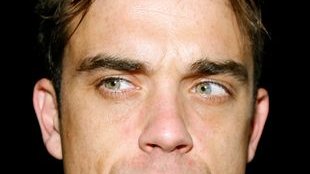 Robbie Williams złamał rękę fance (VIDEO)