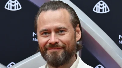 Krzysztof Stanowski w idealnie skrojonym garniturze na otwarciu salonu Mercedesa. Klasa sama w sobie