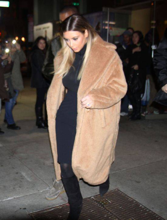 Kim Kardashian pokochała oversize’owe płaszcze