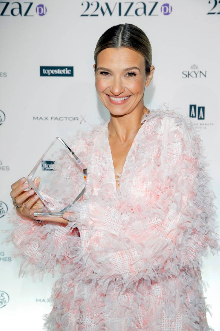 Joanna Koroniewska obrośnięta w PIÓRKA odbiera nagrodę podczas 22. urodzin Wizaż.pl