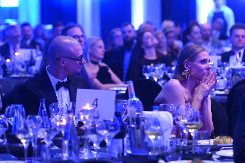 Wieczór par! Paweł Deląg debiutuje z ukochaną, Damięcki z żoną, Różczka z partnerem Janem Holubkiem