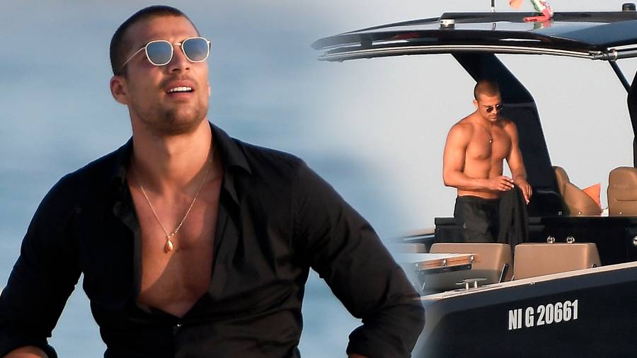 Simone Susinna, gwiazda "365 dni" wypoczywa na jachcie z tajemniczym towarzyszem (ZDJĘCIA)