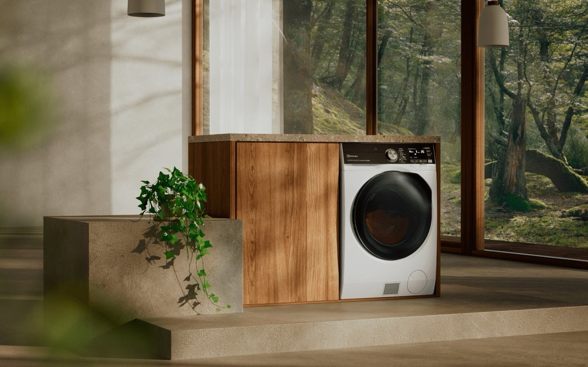Twoje ubrania wyprane, wysuszone i gotowe do założenia. Idealna pielęgnacja w krótszym czasie z pralko-suszarką Electrolux