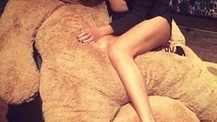 Lily Allen zmienia pieluchę Carze Delevingne (FOTO)