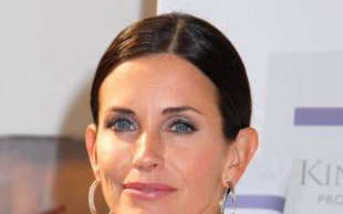 Mąż zasypuje Courteney Cox klejnotami
