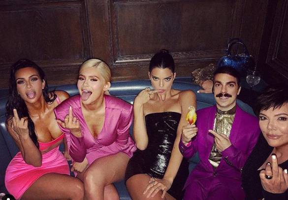 Ten mężczyzna to “bliźniak” Kendall Jenner. Jest na każdym jej zdjęciu!