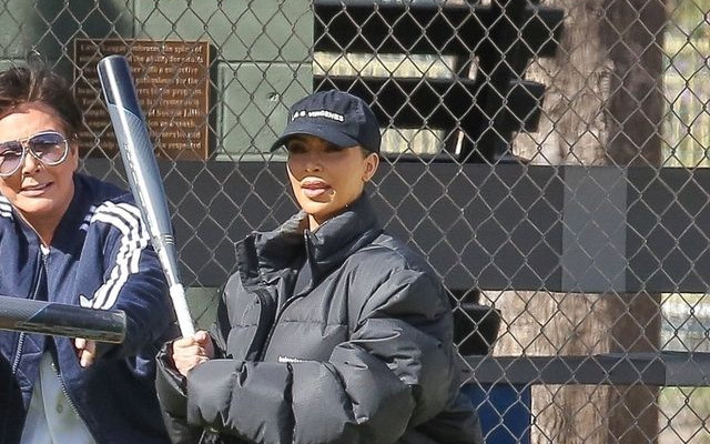 Siostry Kardashian z mamą grają w baseball