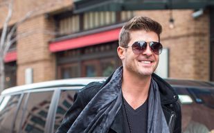 Niewiele brakowało i Robin Thicke płakałby jak bóbr!