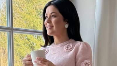 Gwiazdy już go noszą. Ten sweterek będzie hitem wiosny. To projekt znanej marki