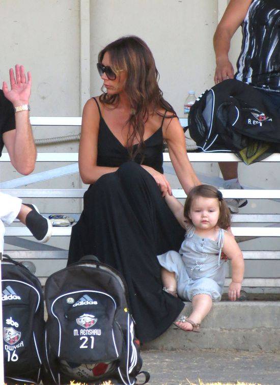 Victoria Beckham z córeczką Harper obserwuje mecz swoich synów