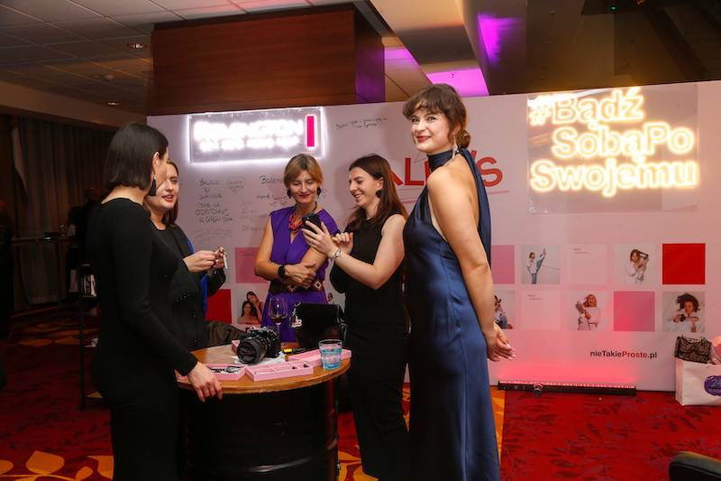 Urodziny serwisu kosmetycznego. Andziaks, Kubicka, Kazadi… odebrały nagrodę