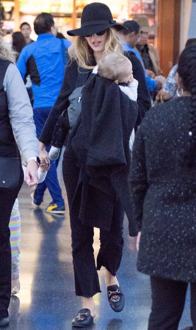 Blake Lively z córeczkami Jamese i Ines lotnisku (ZDJĘCIA)