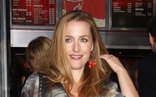 Fantazyjna kreacja Gillian Anderson (FOTO)