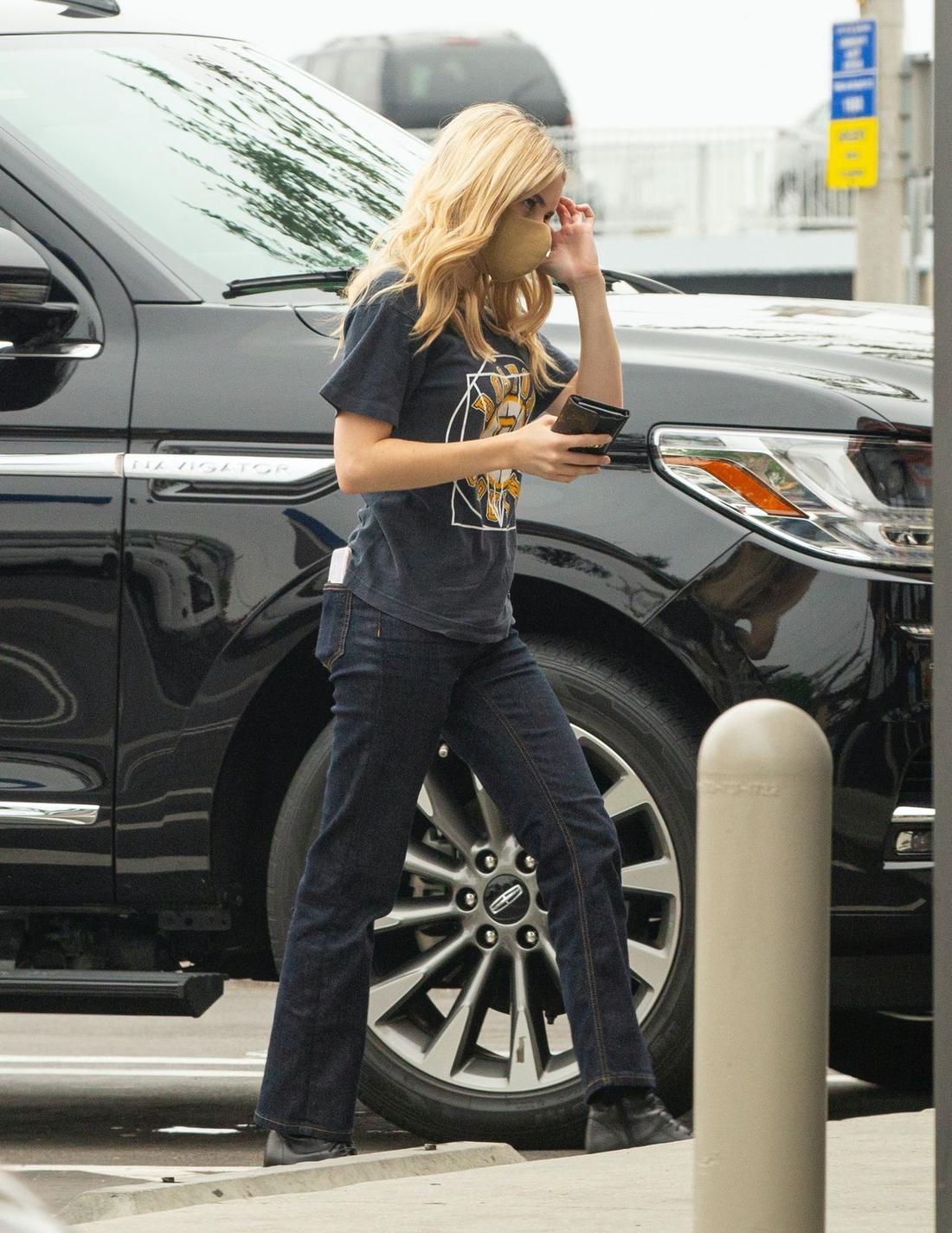 Emma Roberts na lotnisku