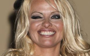 Pamela Anderson w czekoladowym bikini