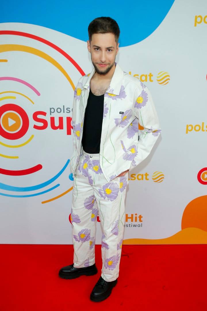 Gwiazdy na Konferencji Sopot 2022 Polsat SuperHit Festiwal: Steczkowska w ramionach Dody, Halejcio chwali się opalenizną, Zawadzka cała w bieli
