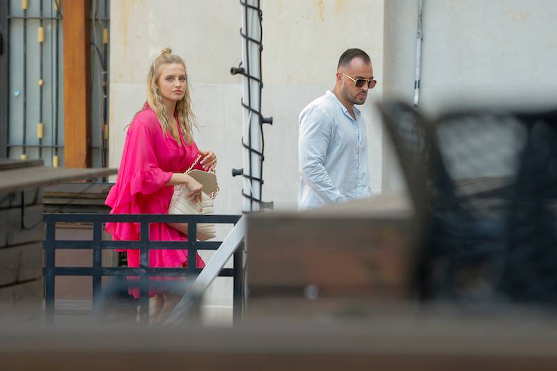 Karolina Pisarek ze świeżo upieczonym mężem spaceruje ulicami Warszawy (ZDJĘCIA)