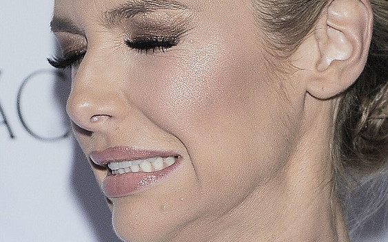 Magda Mielcarz zakręciła lekko swe krótkie włosy i…